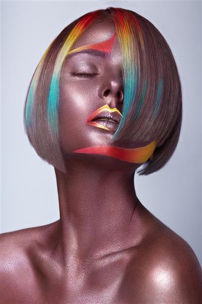 دختری زیبا با موهای چند رنگ و آرایش و مدل موی خلاقانه صورت زیبایی عکس گرفته شده در آتلیه