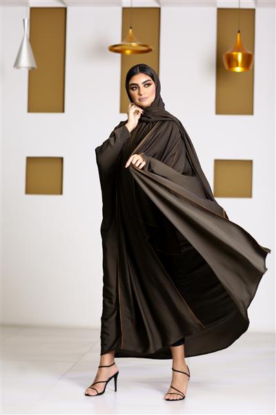 دوحه قطر 18 مه 2020 مدل زنانه با لباس مشکی عبایی و عربی بر روی کار طلایی با لباس زیبا