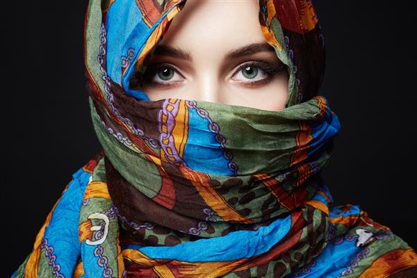 زن جوان زیبا با حجاب رنگارنگ مد دختر به سبک اسلامی یا هندی