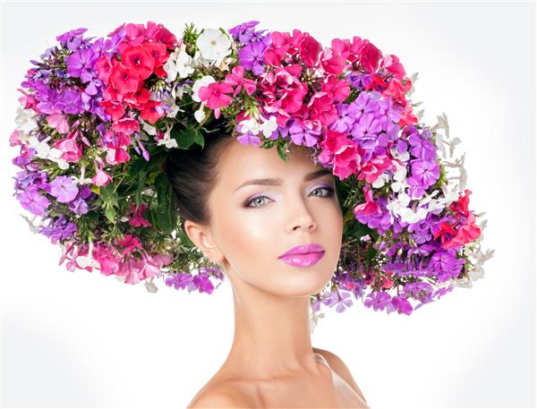 زن زیبا با گل در موهایش مدل مو با گل مدل موی طبیعت آرایش حرفه ای کلاه گل
