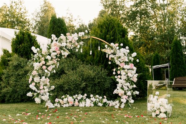 تزیین عروسی با گل طاق زیبا برای ثبت نام تازه عروس