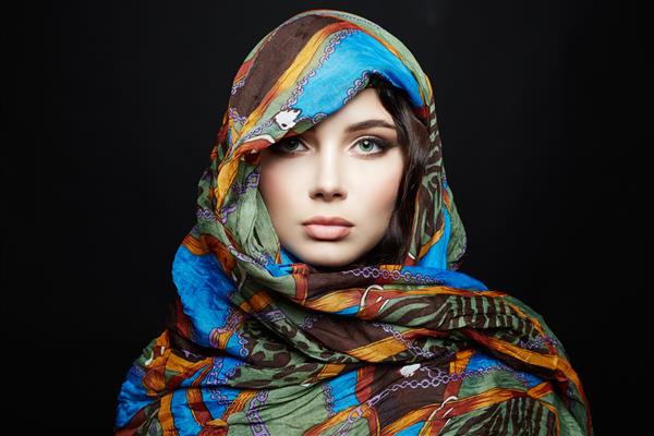 زن جوان زیبا در ساری رنگارنگ زن شرقی مد
