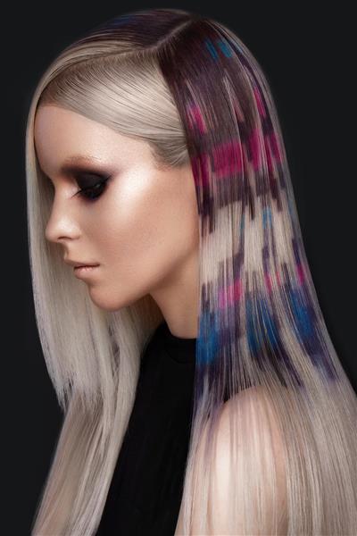 دختری زیبا با موهای چند رنگ و آرایش و مدل موی خلاقانه صورت زیبایی