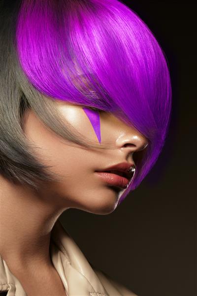 پرتره زن زیبا با موهای چند رنگ و آرایش خلاقانه و مدل مو