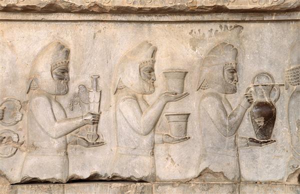 دیوار باستانی با نقش برجسته با سفیران خارجی با هدایا و هدایا تخت جمشید ایران میراث جهانی یونسکو