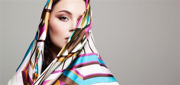 زن جوان زیبا با چادر رنگارنگ دختر زیبایی سبک قومی مد