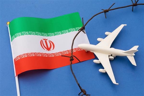 هواپیمای اسباب بازی پرچم ایران و سیم خاردار در زمینه رنگی مفهوم نقض مرز هوایی ایران