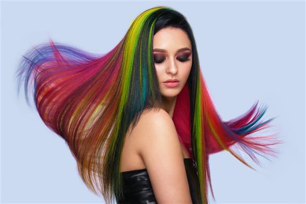 زن زیبا با موهای چند رنگ و آرایش خلاقانه و مدل مو صورت زیبایی