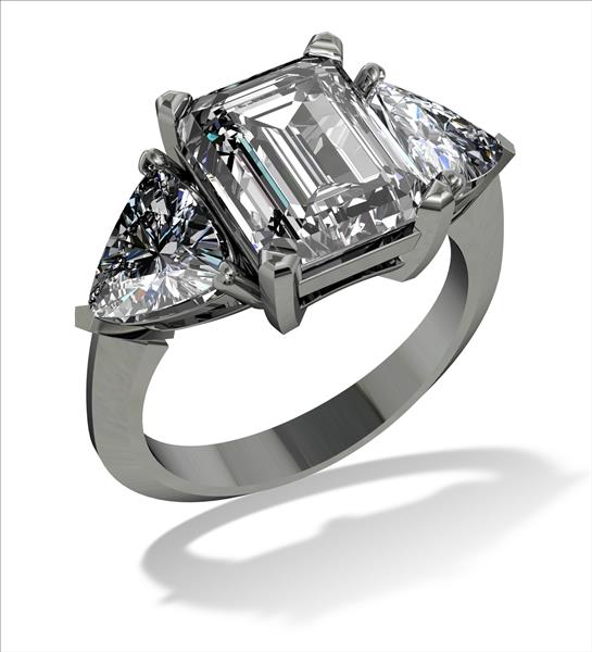 حلقه نامزدی زمرد و الماس تراش تریلیون بر روی سفید