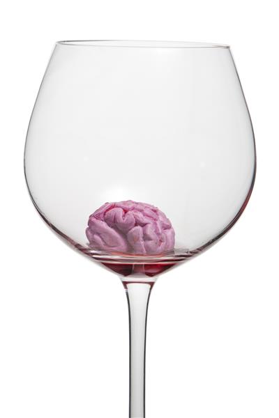 لیوان با شراب قرمز نشان می دهد که الکل سلول های مغزی را از بین می برد برای تبلیغات اجتماعی