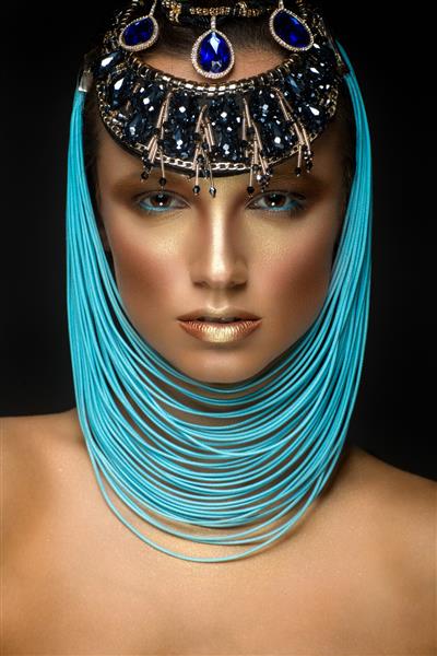 پرتره زن زیبا با جواهرات به سبک مصری
