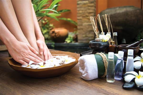 درمان تای اسپا و مراقبت از بدن محصول برای پدیکور پا یا پا و مانیکور انگشت پا در آب تایلند مفهوم سالم
