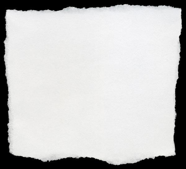 کاغذ مربع پاره شده سفید جدا شده روی پس زمینه سیاه