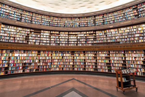 استکهلم سوئد فضای داخلی کتابخانه عمومی مشهور استاد سبیبیلیوتکت در استکهلم بسیاری از کتاب ها در قفسه ها