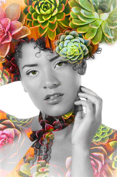 پرتره دختر زیبای آفریقایی آمریکایی زیبا با مدل موی افرویی با نوردهی دوبل از گیاهان عجیب و غریب در سر و بدنش در پس زمینه سفید افکت سیاه و سفید