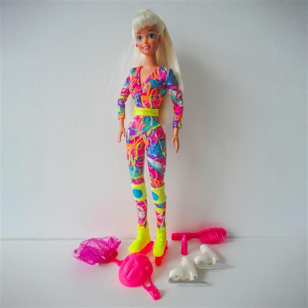 طرح عروسک باربی با لباس رنگارنگ