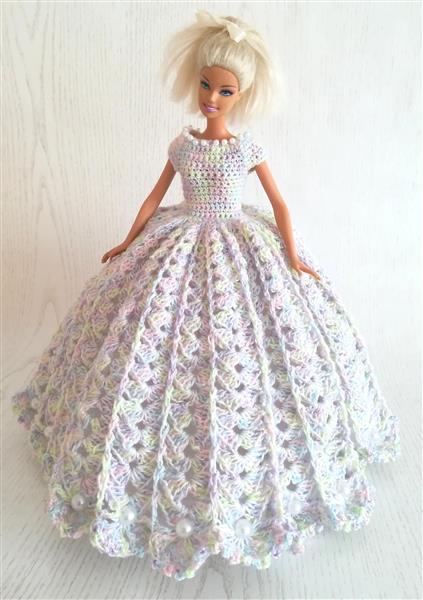 عروسک باربی در لباس بافتنی زیبا