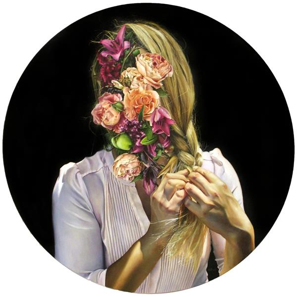 دختر بلوند با صورتی پوشیده از گل های زیبا