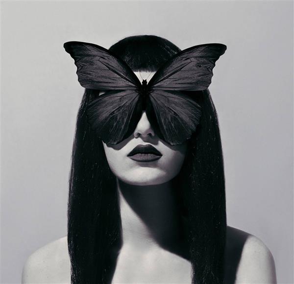 پروانه سیاه روی صورت زن جوان