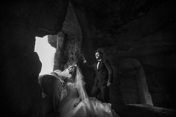 عروس و داماد جوان در غار