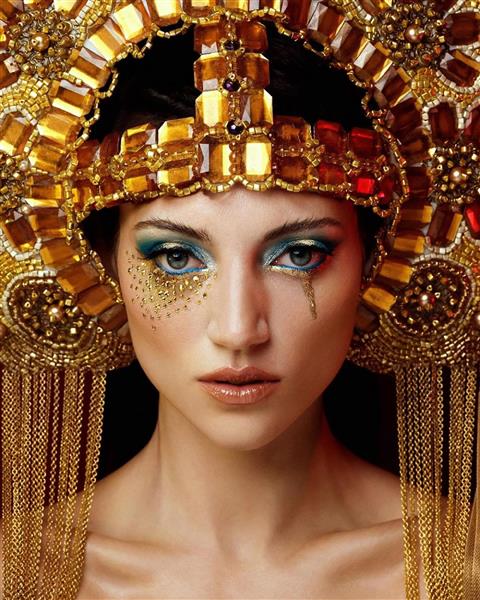 ملکه زیبا و تاج طلایی اثر بلا کوتاک