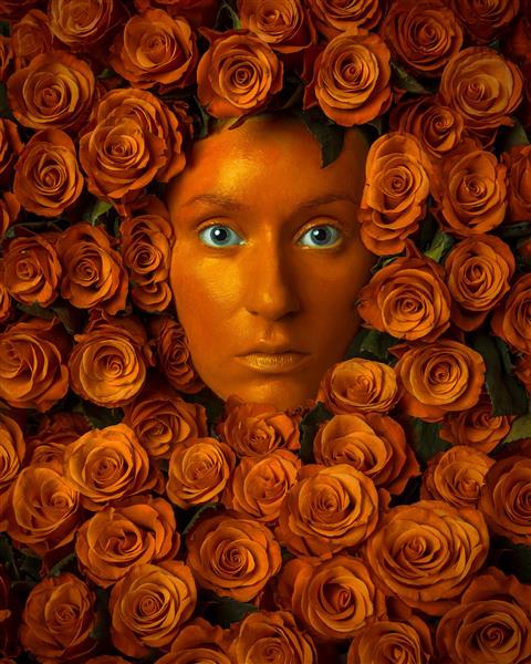 گل های نارنجی و صورت زن