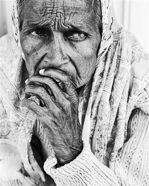 پیرزن هندی تصویر سیاه و سفید