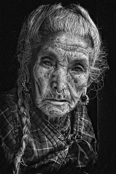 پیرزن قبیله ای تصویر سیاه و سفید