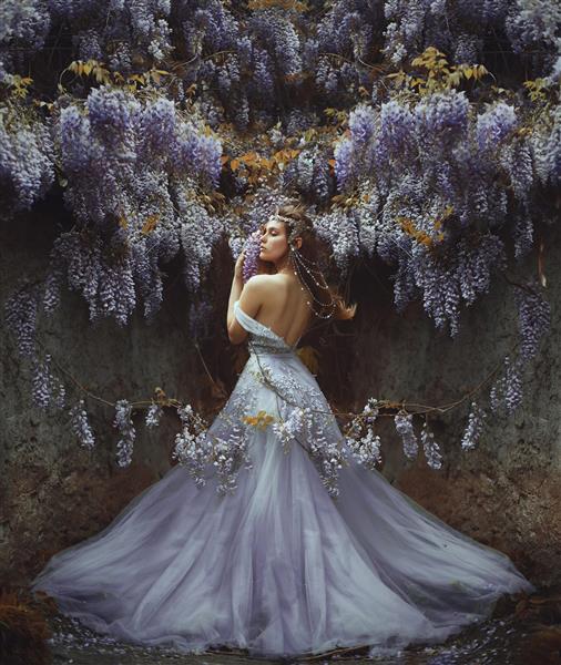 ملکه زیبا در میان گل های سفید و بنفش