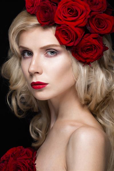 دختر بلوند زیبا با لباس و کلاه با گل رز آرایش کلاسیک فر لب قرمز صورت زیبایی