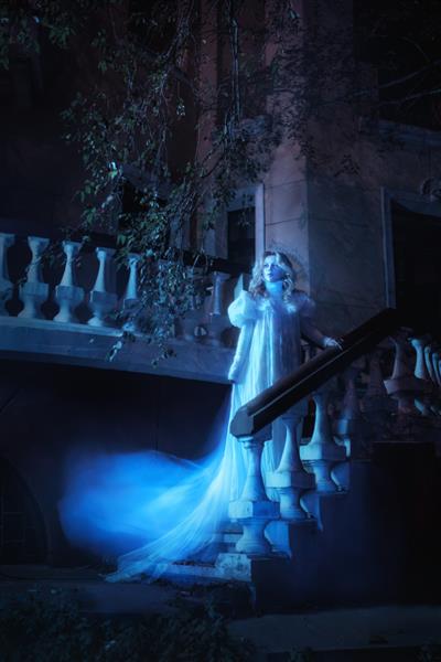 پرتره دختر ارواح با لباس سفید در حال راه رفتن در شب