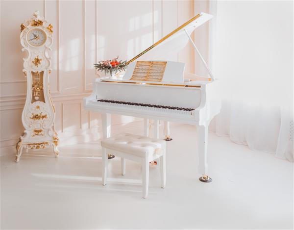 پیانوی بزرگ سفید ایستاده در فضای داخلی زیبا