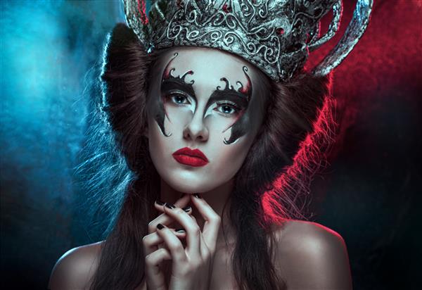 صورت زن ملکه شیک با لب های قرمز و آرایش چشم مشکی