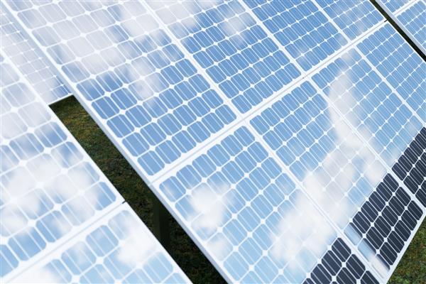فناوری تولید انرژی خورشیدی رندر سه بعدی انرژی جایگزین ماژول های پنل باتری خورشیدی با آسمان آبی