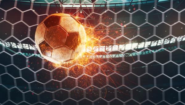 نمای نزدیک از یک توپ فوتبال آتشین که با قدرت در استادیوم به ثمر می رسد