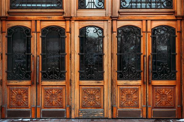 درب چوبی بسته قدیمی قهوه ای در ساختمان تاریخی