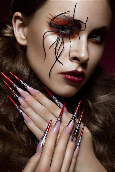 زنی در تصویر عنکبوت با آرایش هنری خلاقانه و طراحی مانیکور ناخن های بلند صورت زیبایی