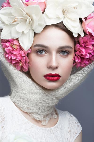 دختر زیبا با روسری به سبک روسی با گل های بزرگ روی سر و لب های قرمز صورت زیبایی