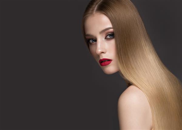 دختر بلوند زیبا با موهایی کاملا صاف آرایش کلاسیک و لب های قرمز صورت زیبایی