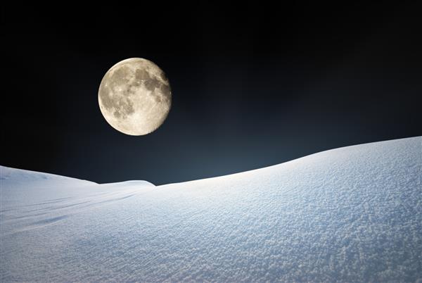 تپه های برفی و آسمان آبی عمیق زیر نور ماه