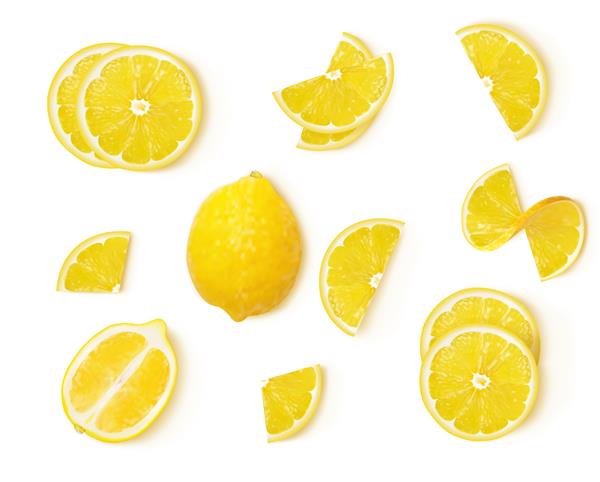 مجموعه‌ای از لیمو کامل نصف‌های لیمو برش‌ها و یک چهارم لیمو که روی پس‌زمینه سفید قرار گرفته‌اند تصویر وکتور
