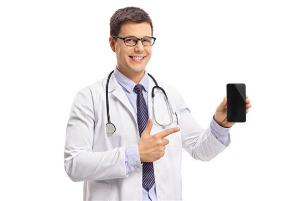 دکتر جوان در حال نشان دادن تلفن و نشان دادن جدا شده روی پس‌زمینه سفید