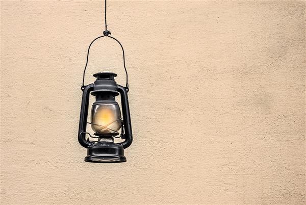 لامپ های نفت سفید قدیمی در شهر به دیوار آویزان است