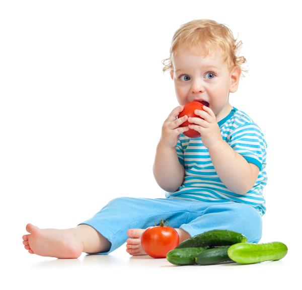 کودک در حال خوردن غذای سالم جدا شده