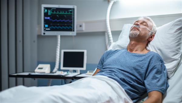در بیمارستان بیمار سالخورده روی تخت استراحت می کند مردی که در حال خواب در بخش مدرن بیمارستان است