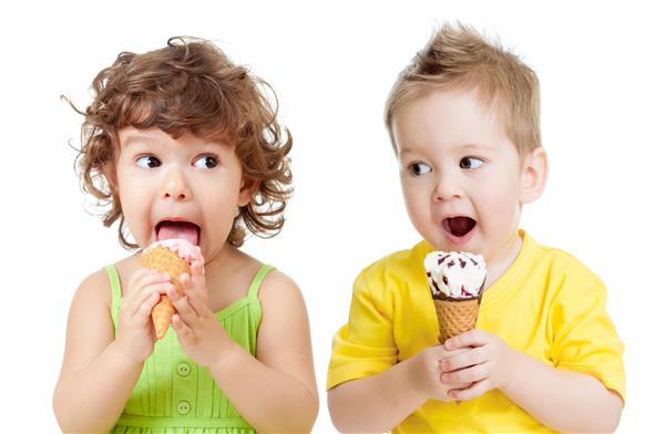 کودکان یا بچه ها دختر و پسر کوچک در حال خوردن بستنی جدا شده روی سفید