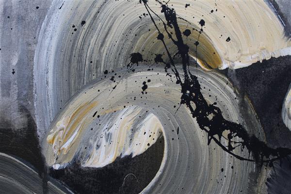 قطعه ای از یک نقاشی انتزاعی که با اکرلیک نقاشی شده است پاشش های سیاه و خطوط گسترده در پس زمینه خاکستری