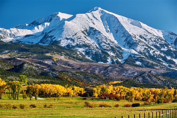 چشم انداز پاییزی کوه سوپریس در کوه های راکی کلرادو ایالات متحده آمریکا