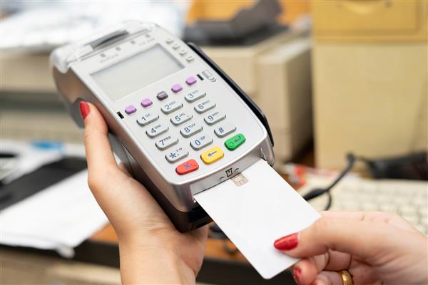 لحظه پرداخت با کارت اعتباری از طریق terminal monochrome