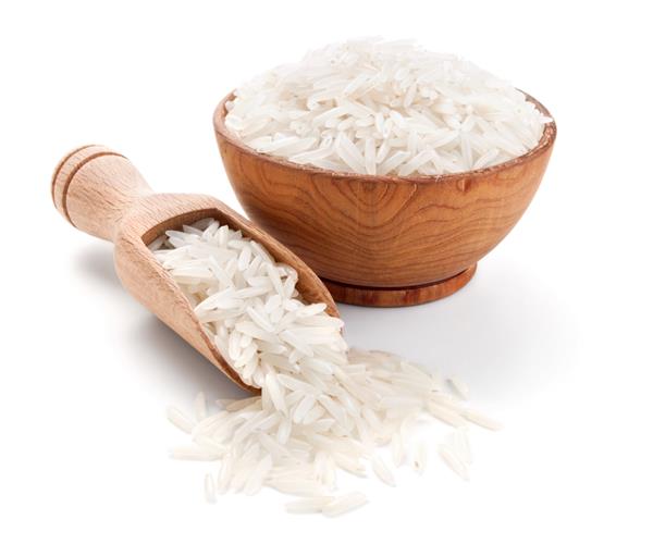برنج باسماتی در یک کاسه چوبی جدا شده در زمینه سفید
